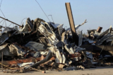 Các mảnh vỡ bao phủ một công trình bị hư hại ở Rolling Fork, Mississippi hôm 25/03/2023. (Rogelio Solis/AP Photo)