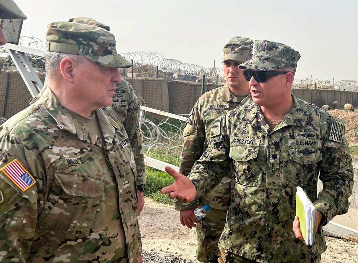 Chủ tịch Hội đồng Tham mưu trưởng Liên quân Hoa Kỳ Tướng Mark Milley nói chuyện với các lực lượng Hoa Kỳ tại Syria trong chuyến thăm không báo trước, tại một căn cứ quân sự của Hoa Kỳ ở Đông bắc Syria, hôm 04/03/2023. (Ảnh: Phil Stewart / Reuters)