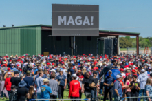 Mọi người xếp hàng chờ đợi tại Phi trường Khu vực Waco trước khi cựu Tổng thống Donald Trump đến, hôm 25/03/2023 tại Waco, Texas. (Ảnh: Brandon Bell/Getty Images)