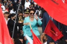 Tổng thống Honduras Xiomara Castro (ở giữa) chào đón những người ủng hộ trong lễ kỷ niệm 201 năm ngày độc lập của Honduras ở Tegucigalpa, Honduras, vào ngày 15/09/2022. (Ảnh: Orlando Sierra/AFP qua Getty Images)