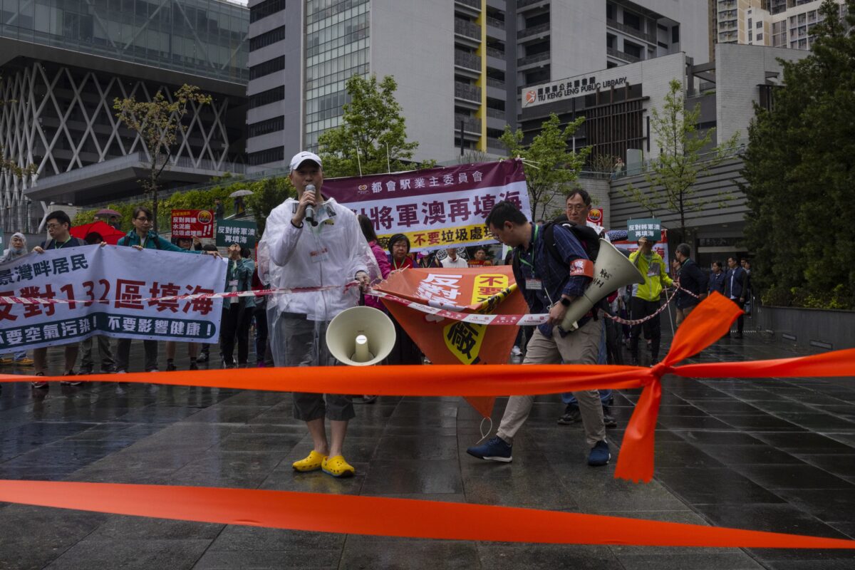 Người biểu tình đeo thẻ có đánh số trong một cuộc biểu tình ở Hồng Kông hôm 26/03/2023. (Ảnh: Louise Delmotte/AP Photo)