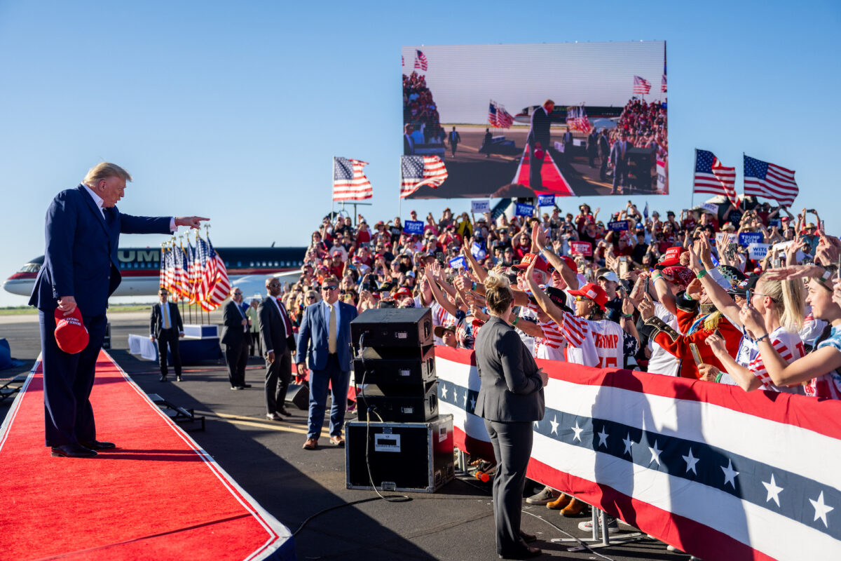 Cựu Tổng thống Hoa Kỳ Donald Trump đến trong một cuộc vận động tranh cử tại Phi trường Khu vực Waco ở Waco, Texas, hôm 25/03/2023. (Ảnh: Brandon Bell/Getty Images)