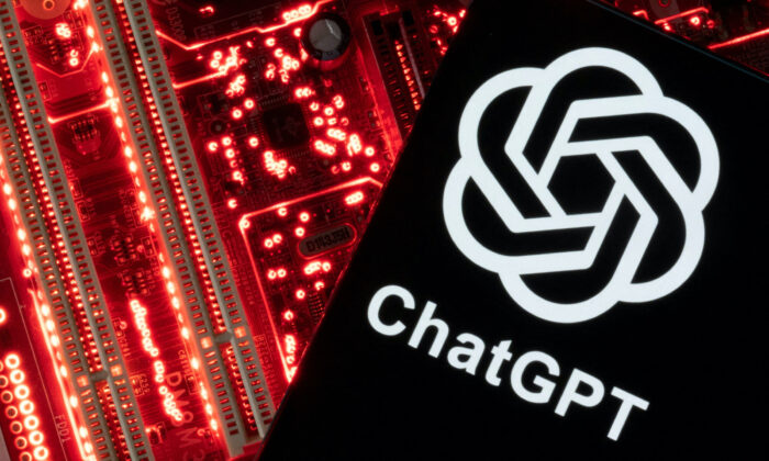 Trong hình minh họa được chụp hôm 23/02/2023 này, một điện thoại thông minh có logo ChatGPT được đặt trên bo mạch chủ máy điện toán. (Ảnh: Dado Ruvic/Reuters)