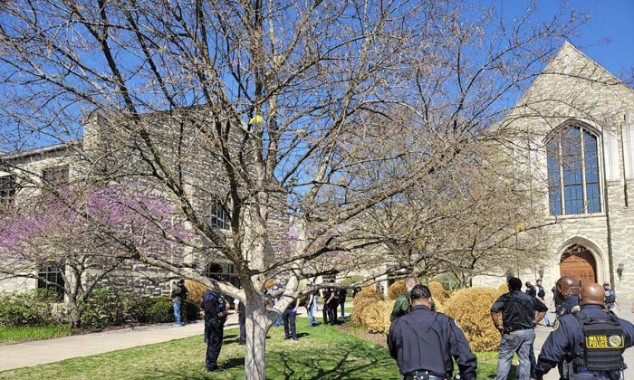 Các sĩ quan tại hiện trường xảy ra vụ nổ súng tại Trường Covenant, Nhà thờ Trưởng lão Covenant, ở Nashville, Tennessee, hôm 27/03/2023. (Ảnh: Sở Cảnh sát Thành phố Nashville qua AP)