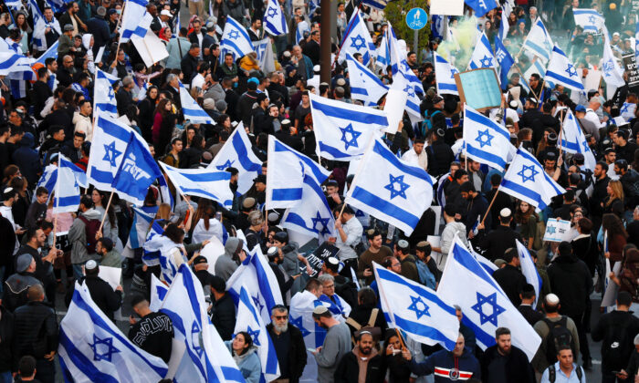 Những người biểu tình ủng hộ chính phủ liên minh theo chủ nghĩa dân tộc của Israel và các kế hoạch cải tiến tư pháp của chính phủ này, tại Jerusalem, hôm 27/03/2023. (Ảnh: Ammar Awad/REUTERS)