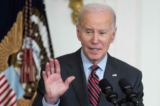 Tổng thống Joe Biden trình bày trong một sự kiện tại Tòa Bạch Ốc ở Hoa Thịnh Đốn hôm 27/03/2023. (Ảnh: Jim Watson/AFP qua Getty Images)