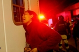 Cô Viangly, một người di cư Venezuela, đang kêu khóc bên ngoài xe cứu thương cho chồng của cô là anh Eduard Caraballo, người đã bị thương trong tòa nhà của Viện Di cư Quốc gia Mexico (INM) trong một vụ hỏa hoạn, ở Ciudad Juarez, Mexico, hôm 27/03/2023. (Ảnh: Jose Luis Gonzalez/Reuters)