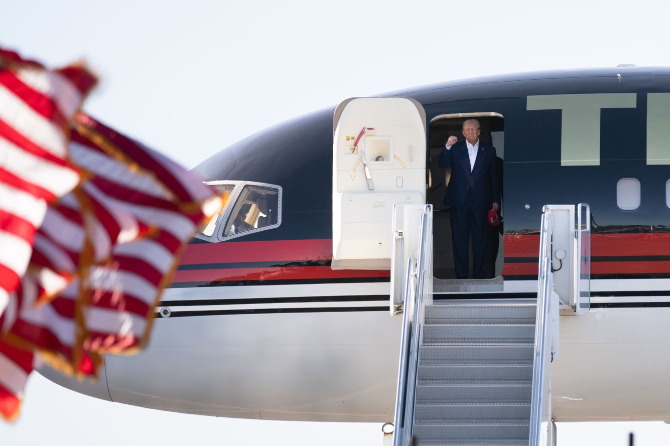 Cựu Tổng thống Donald Trump bước xuống phi cơ riêng tại Phi trường Khu vực Waco ở Texas, hôm 25/03/2023. (Ảnh: Được sự cho phép của chiến dịch tranh cử tổng thống năm 2024 của ông Donald J. Trump)