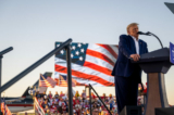 Cựu Tổng thống Donald Trump trình bày trong một cuộc vận động tranh cử tại Phi trường Khu vực Waco, hôm 25/03/2023 tại Waco, Texas. (Ảnh: Brandon Bell/Getty Images)