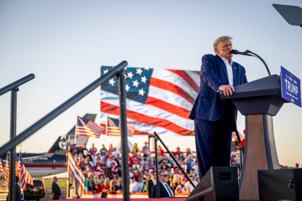 Cựu Tổng thống Hoa Kỳ Donald Trump nói trong một cuộc vận động tranh cử tại Phi trường Khu vực Waco hôm 25/03/2023 tại Waco, Texas. (Ảnh: Brandon Bell/Getty Images)