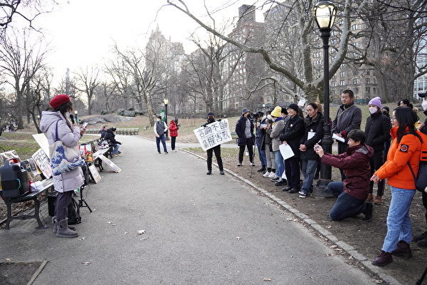 Cô Tô Bích Văn (phải, mặc áo khoác màu cam) tham gia một sự kiện tưởng nhớ bác sĩ Lý Văn Lượng ở Central Park, Manhattan, hôm 05/02/2023. (Ảnh: Lin Yijun/The Epoch Times)