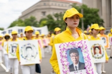 Các học viên Pháp Luân Công tuần hành trên Đại lộ Hiến Pháp để tưởng niệm 23 năm Đảng Cộng sản Trung Quốc ở Trung Quốc bức hại môn tu luyện tinh thần này, tại Hoa Thịnh Đốn vào ngày 21/07/2022. (Ảnh: Samira Bouaou/The Epoch Times)