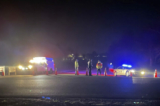 Những người ứng cứu khẩn cấp được nhìn thấy ở gần một địa điểm nơi hai chiếc trực thăng quân sự bị rơi đêm hôm thứ Tư trong khi thực hiện một nhiệm vụ huấn luyện thường lệ ở Quận Trigg, Kentucky, hôm 30/03/2023. (Ảnh: Brandon Smith/WSMV-TV qua AP)