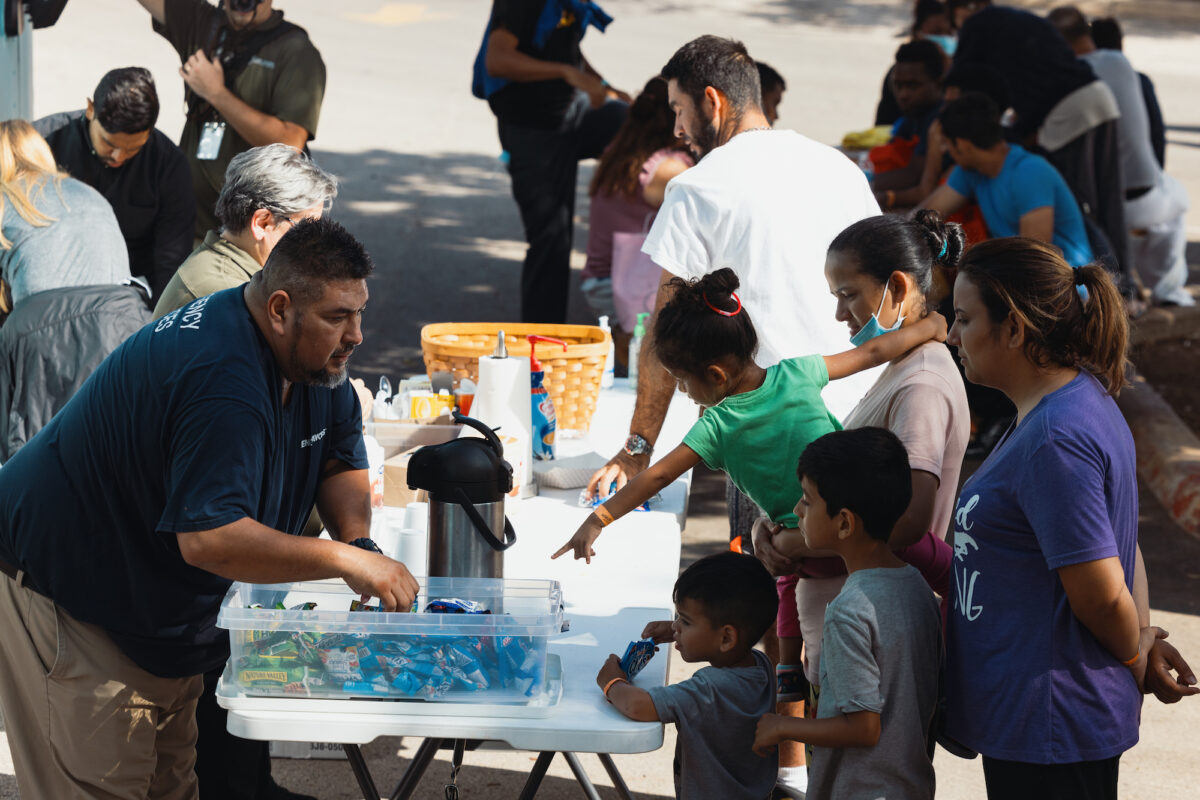 Nhóm trẻ em của những người nhập cư bất hợp pháp nhận thức ăn từ Tổ chức Từ thiện Công giáo San Antonio bên ngoài Trung tâm Nguồn lực cho Người nhập cư ở San Antonio, Texas, vào ngày 19/09/2022. (Ảnh: Jordan Vonderhaar/Getty Images)