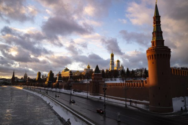 Hoàng hôn thắp sáng Điện Kremlin và Sông Moscow đóng băng ở Moscow, Nga, ngày 16/01/2022. (Ảnh: The Canadian Press/Alexander Zemlianichenko)