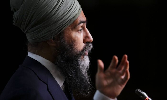 Lãnh đạo Tân Đảng Dân Chủ (NDP) Canada, ông Jagmeet Singh, nói chuyện với các phóng viên tại Đồi Quốc hội ở Ottawa vào ngày 07/12/2022. (Ảnh: The Canadian Press/Sean Kilpatrick)