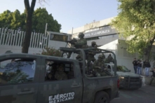 Một đoàn xe quân đội vũ trang hạng nặng rời tòa nhà công tố viên nơi Ovidio Guzmán, một trong những người con trai của cựu trùm băng đảng Sinaloa Joaquin “El Chapo” Guzmán, đang bị giam giữ ở Thành phố Mexico, hôm 05/01/2023. (Ảnh: The Canadian Press/AP/ Fernando Llano)