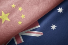 Cờ Đảng Cộng sản Trung Quốc (ĐCSTQ) đặt bên trên cờ Úc. (Ảnh: Oleksii/Adobe Stock)