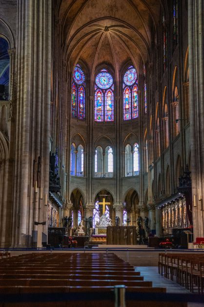 Ông Abbot Suger, cha đẻ của kiến trúc Gothic đã viết: “Thông qua các giác quan, con người có thể thăng hoa đến cảnh giới chiêm niệm về Thiên thượng.” Trong tập “The Great Thaw [Sự băng tan vĩ đại]” ông Kenneth Clark đã nói: “Tôi nghĩ rằng, không có nơi nào khác có thể minh họa câu nói của Suger một cách đầy thuyết phục như ở Nhà thờ Chartres cả.” (Ảnh: Pit Stock/Shutterstock)