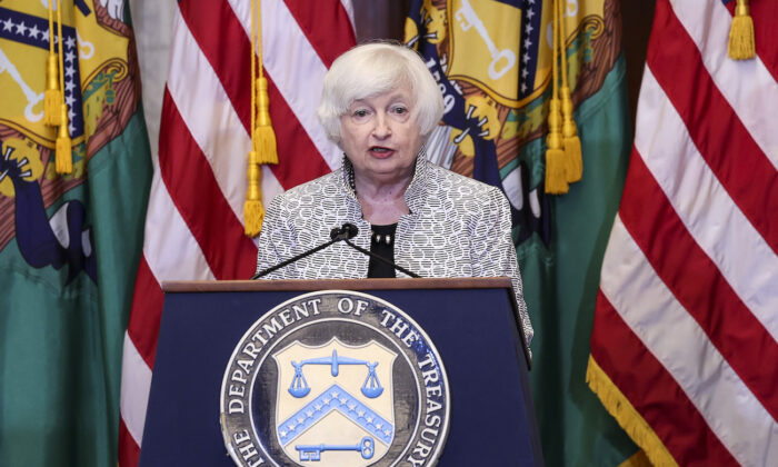 Bộ trưởng Ngân khố Janet Yellen nhận xét trong một cuộc họp báo tại Bộ Ngân khố ở Hoa Thịnh Đốn, hôm 28/07/2022. (Ảnh: Win McNamee/Getty Images)