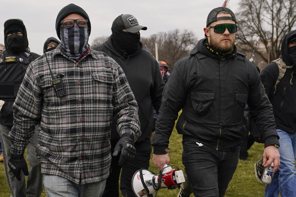 Các thành viên của nhóm Proud Boys, ông Joseph Biggs (trái) và ông Ethan Nordean (phải, cầm loa) đi bộ về phía Điện Capitol vào ngày 06/01/2021. (Ảnh: Carolyn Kaster/AP)