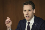 Thượng nghị sĩ Josh Hawley (Cộng Hòa-Missouri) nói chuyện trong một cuộc họp công việc của Ủy ban Tư pháp Thượng viện tại Capitol Hill ở Hoa Thịnh Đốn, vào ngày 04/04/2022. (Ảnh: Win McNamee/Getty Images)