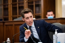 Thượng nghị sĩ Hoa Kỳ Josh Hawley, thành viên Đảng Cộng Hòa từ tiểu bang Missouri, nói trong Phiên điều trần về Doanh nghiệp nhỏ và Doanh nhân của Thượng viện để kiểm tra việc thực hiện Đề mục I của Đạo luật CARES tại Capitol Hill ở Hoa Thịnh Đốn vào ngày 10/06/2020. (Ảnh: Al Drago/AFP qua Getty Images)