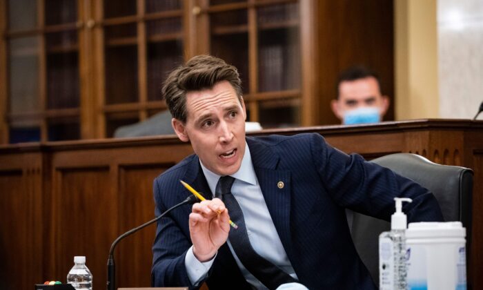 Thượng nghị sĩ Hoa Kỳ Josh Hawley, thành viên Đảng Cộng Hòa từ tiểu bang Missouri, nói trong Phiên điều trần về Doanh nghiệp nhỏ và Doanh nhân của Thượng viện để kiểm tra việc thực hiện Đề mục I của Đạo luật CARES tại Capitol Hill ở Hoa Thịnh Đốn vào ngày 10/06/2020. (Ảnh: Al Drago/AFP qua Getty Images)