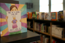 Những cuốn sách LGBT vừa được quyên góp đang được trưng bày trong thư viện của Trường tiểu học Nystrom ở Richmond, California, hôm 17/05/2022. (Ảnh: Justin Sullivan/Getty Images)