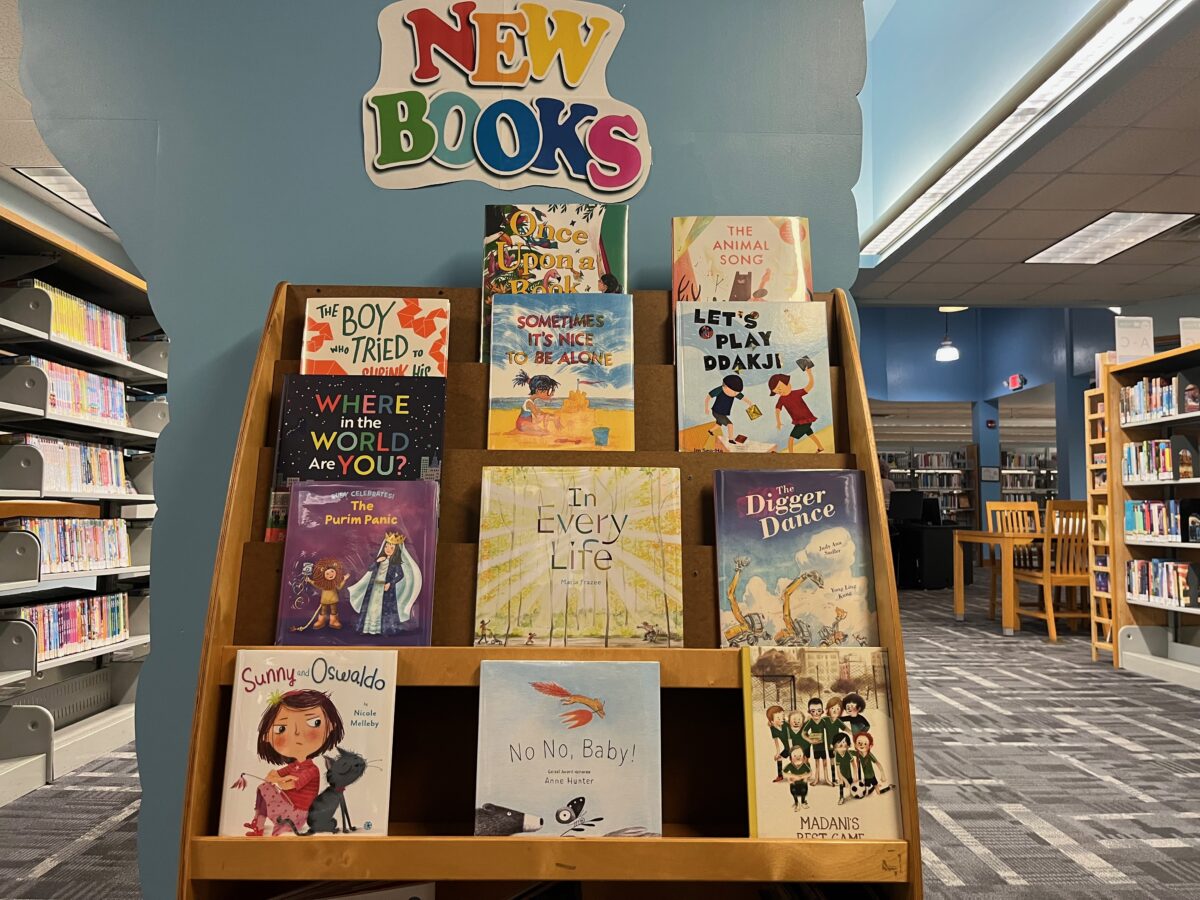 Những cuốn sách mới dành cho trẻ em được thêm vào bộ sưu tập thư viện được trưng bày tại chi nhánh Alachua của Khu Thư viện Quốc gia Alachua ở Florida hôm 17/02/2023. (Ảnh: Nanette Holt/The Epoch Times)