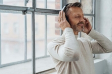 Bạn có biết thể loại nhạc mình ưa thích có thể ảnh hưởng đến sức khỏe và tuổi thọ của chính bạn? (stockfour/Shutterstock)
