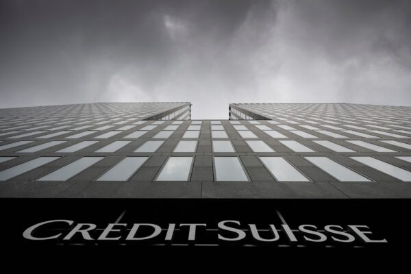 Những đám mây xám bao phủ bầu trời trên một tòa nhà của ngân hàng Credit Suisse ở Zurich hôm 21/02/2022. (Ảnh: Ennio Leanza/Keystone/AP)