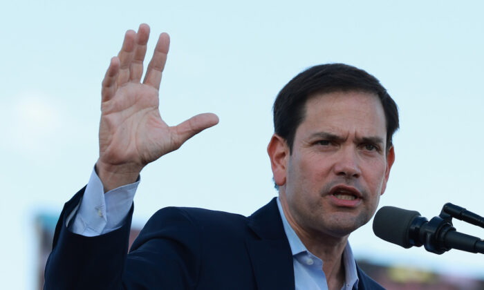 Thượng nghị sĩ Marco Rubio (Cộng Hòa-Florida) nói chuyện tại một cuộc tập hợp trước sự xuất hiện của cựu Tổng thống Donald Trump tại Hội chợ và Triển lãm Quốc gia Miami-Dade ở Miami, Florida, vào ngày 06/11/2022. (Ảnh: Joe Raedle/Getty Images)