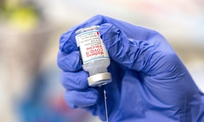 Một y tá đang đổ đầy vaccine Moderna COVID-19 vào một ống tiêm trong một hình ảnh. (Ảnh: Sergio Flores/Getty Images)