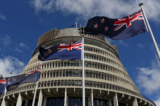 Quốc kỳ New Zealand tung bay phía trước tòa nhà Nghị viện New Zealand (The Beehive) trong Lễ Mở đầu Nghị viện ở Wellington, New Zealand, vào ngày 20/10/2014. (Ảnh: Hagen Hopkins/Getty Images)