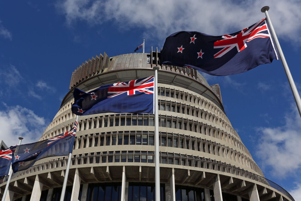 Quốc kỳ New Zealand tung bay phía trước tòa nhà Nghị viện New Zealand (The Beehive) trong Lễ Mở đầu Nghị viện ở Wellington, New Zealand, vào ngày 20/10/2014. (Ảnh: Hagen Hopkins/Getty Images)