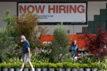 Một tấm biển ‘cần tuyển dụng’ được dán tại một cửa hàng Home Depot ở San Rafael, California, vào ngày 05/08/2022. (Ảnh: Justin Sullivan/Getty Images)