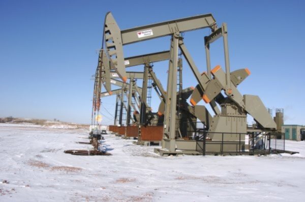 Bức ảnh này cho thấy một giếng dầu ở Vùng đất dành riêng cho Người bản địa Fort Berthold gần Mandaree, North Dakota vào ngày 26/02/2015. (Ảnh: Matthew Brown/Ảnh tư liệu/AP Photo)