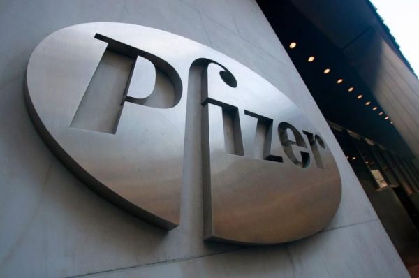 Một tấm biển của hãng dược phẩm Pfizer bên ngoài trụ sở chính của công ty này. Năm 2009, Pfizer đã trả 68 tỷ USD tiền mặt và cổ phiếu phổ thông cho Wyeth Inc. (Ảnh: Mario Tama/Getty Images)