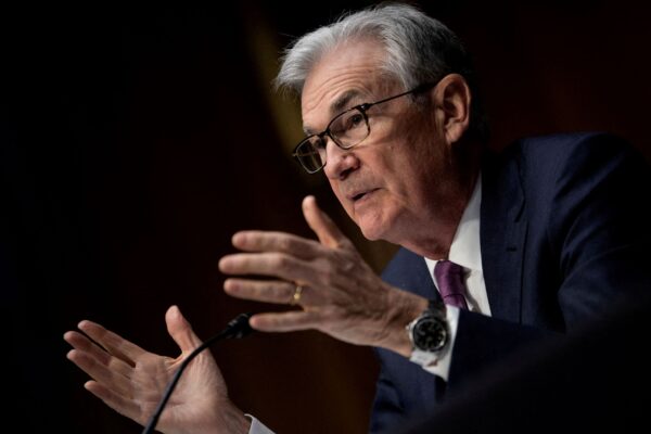 Chủ tịch Hội đồng Dự trữ Liên bang Jerome Powell nói trong phiên điều trần tái đề cử của ông trước Ủy ban Ngân hàng, Nhà ở, và Đô thị của Thượng viện tại Điện Capitol, Hoa Thịnh Đốn hôm 11/01/2022. (Ảnh: Brendan Smialowski/Pool/Reuters)