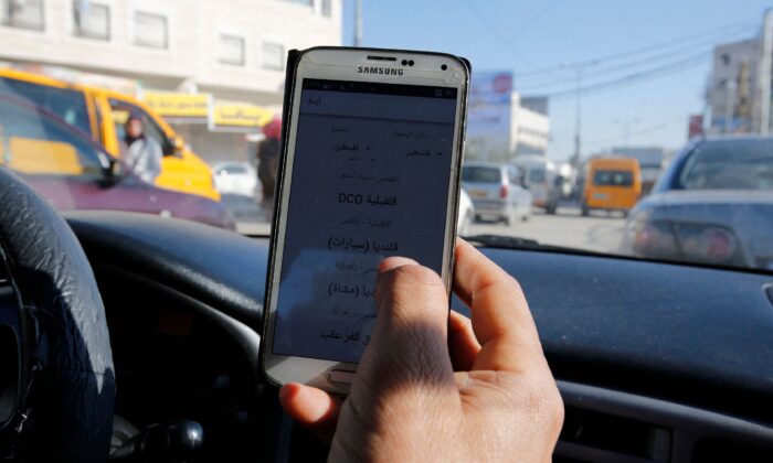 Một bức ảnh tư liệu cho thấy một người đàn ông đang sử dụng điện thoại thông minh Samsung. (Ảnh: Abbas Momani/AFP qua Getty Images)