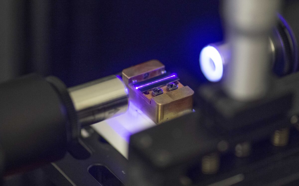 Một tia laze kiểm tra ống dẫn sóng quang học của một vi mạch bán dẫn dành cho điện toán lượng tử trong một phòng thí nghiệm ở Stuttgart, Đức, vào ngày 14/09/2021. (Ảnh: Thomas Kienzle/AFP qua Getty Images)