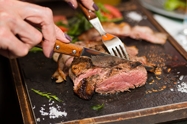 Thịt đỏ có nhiều chất dinh dưỡng bên cạnh sắt. (Ảnh: Eight Photo/Shutterstock)