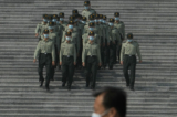 Hình ảnh các sĩ quan quân đội Trung Quốc đang tuần hành xuống các bậc thang của Đại Lễ đường Nhân dân ở Bắc Kinh, hôm 27/09/2022. (Ảnh: AP Photo/Ng Han Guan)
