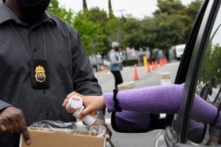 Một tài xế được nhìn thấy đang nộp ma túy cho một nhân viên của Cục Quản lý Thực thi Ma túy (DEA) trong một bức ảnh tư liệu. (Ảnh: Patrick Fallon/AFP qua Getty Images)