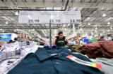 Mọi người mua sắm quần áo tại một cửa hàng Costco ở Monterey Park, California, vào ngày 22/11/2022. (Ảnh: Frederic J. Brown/AFP/Getty Images)