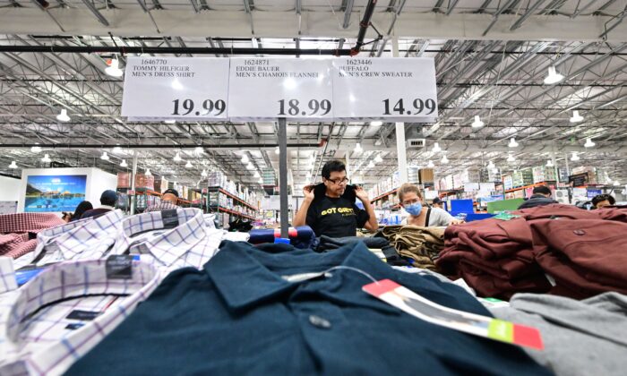 Mọi người mua sắm quần áo tại một cửa hàng Costco ở Monterey Park, California, vào ngày 22/11/2022. (Ảnh: Frederic J. Brown/AFP/Getty Images)