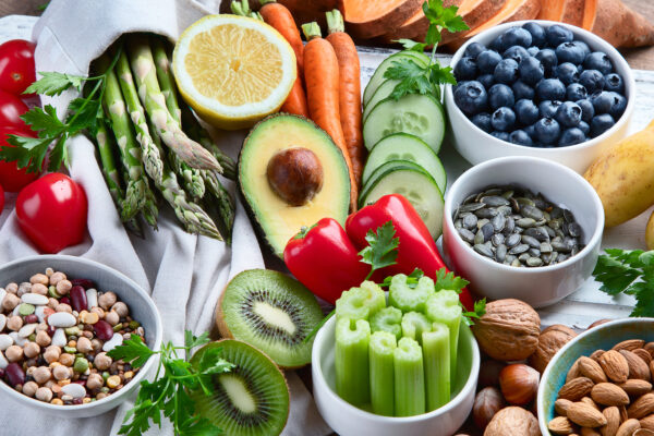 Cách ăn giàu kiềm dựa trên rau và nước ép rau quả tươi, cùng với rau họ cải và rau xanh. (Ảnh: Tatjana Baibakova/Shutterstock)