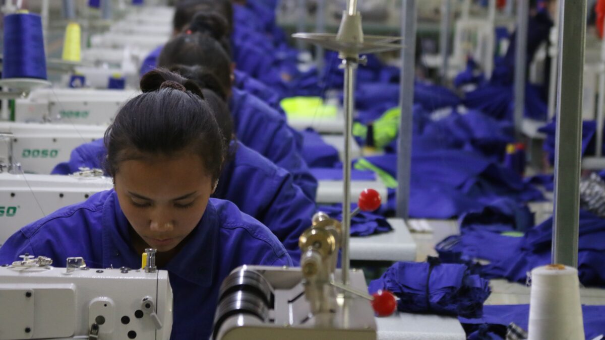 Những người phụ nữ Duy Ngô Nhĩ đang làm việc trong một nhà máy may mặc ở huyện Hòa Điền (Hotan), tỉnh Tân Cương, Trung Quốc, vào ngày 27/04/2019. (Ảnh: Azamat Imanaliev/Shutterstock)