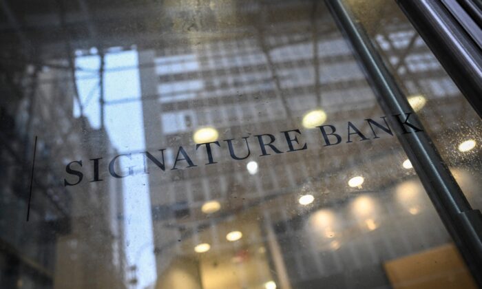 Công ty con của New York Community Bancorp mua lại một phần tài sản trị giá 2.7 tỷ USD của Signature Bank